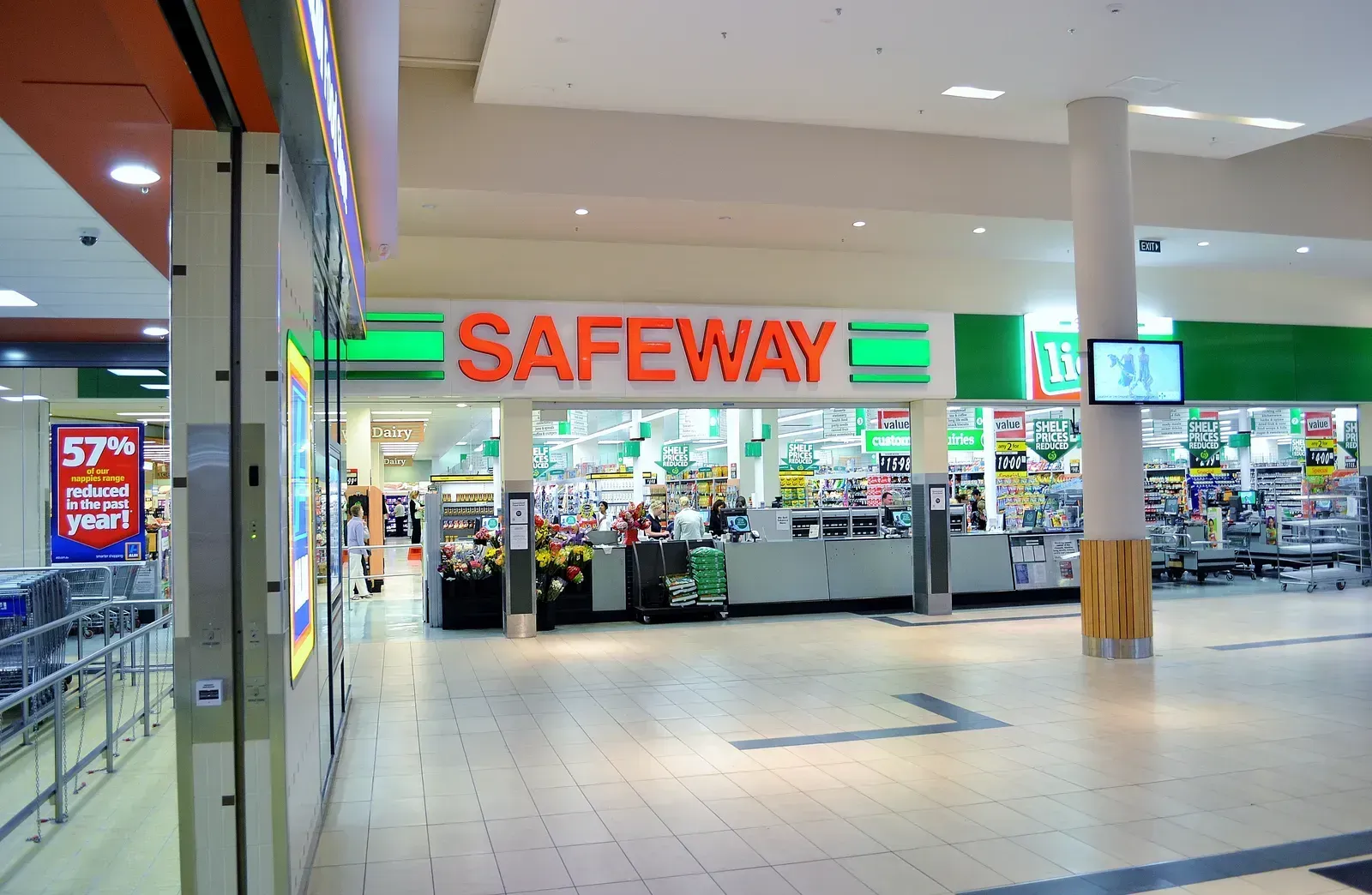 2. Safeway (Image Credits: By Luke Woolley, CC BY-SA 3.0)
