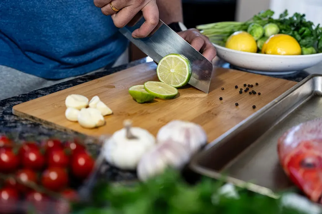 9. Knives and Cutting Boards Spread Contamination During Prep (Image Credits: Unsplash)