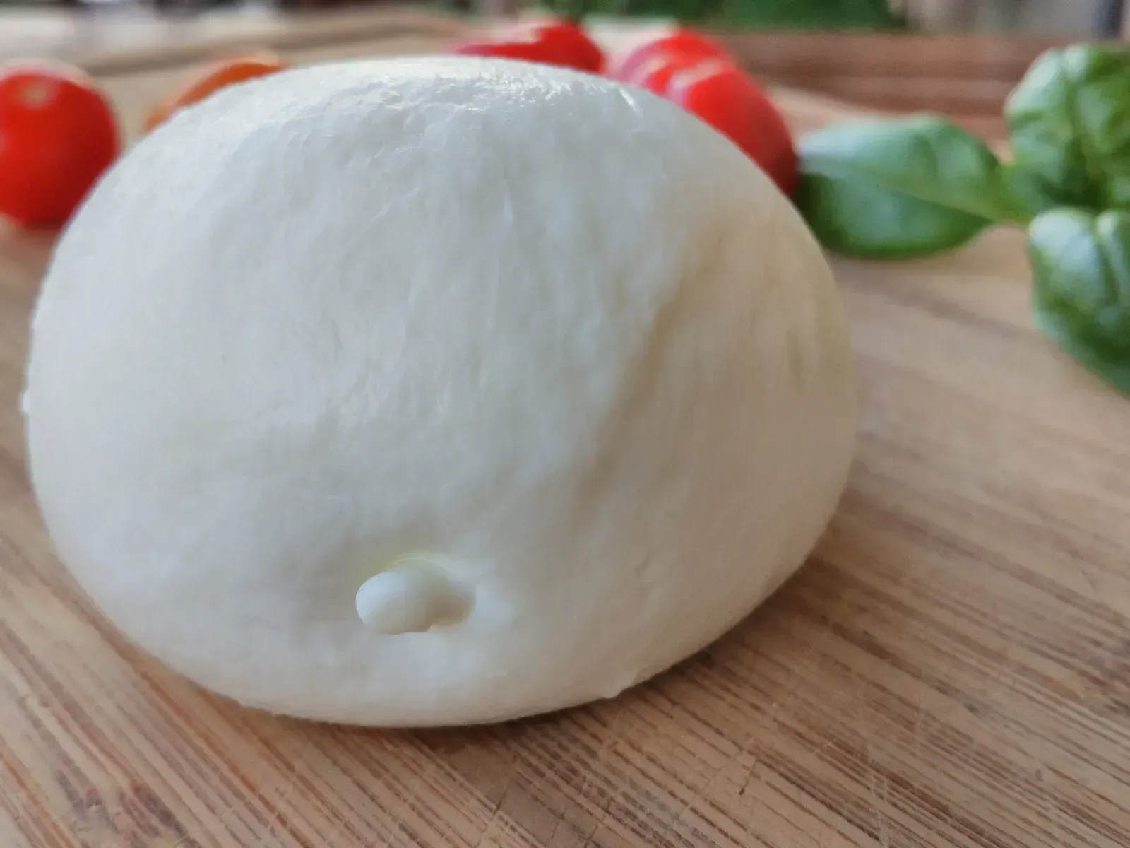 1. The Cheese: Fresh Mozzarella or Thoughtfully Chosen Low-Moisture (Image Credits: By Popo le Chien, CC BY-SA 3.0)