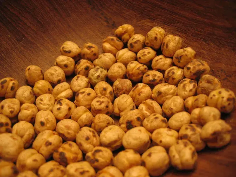 Roasted chickpeas (By Physicistjedi, Public domain)