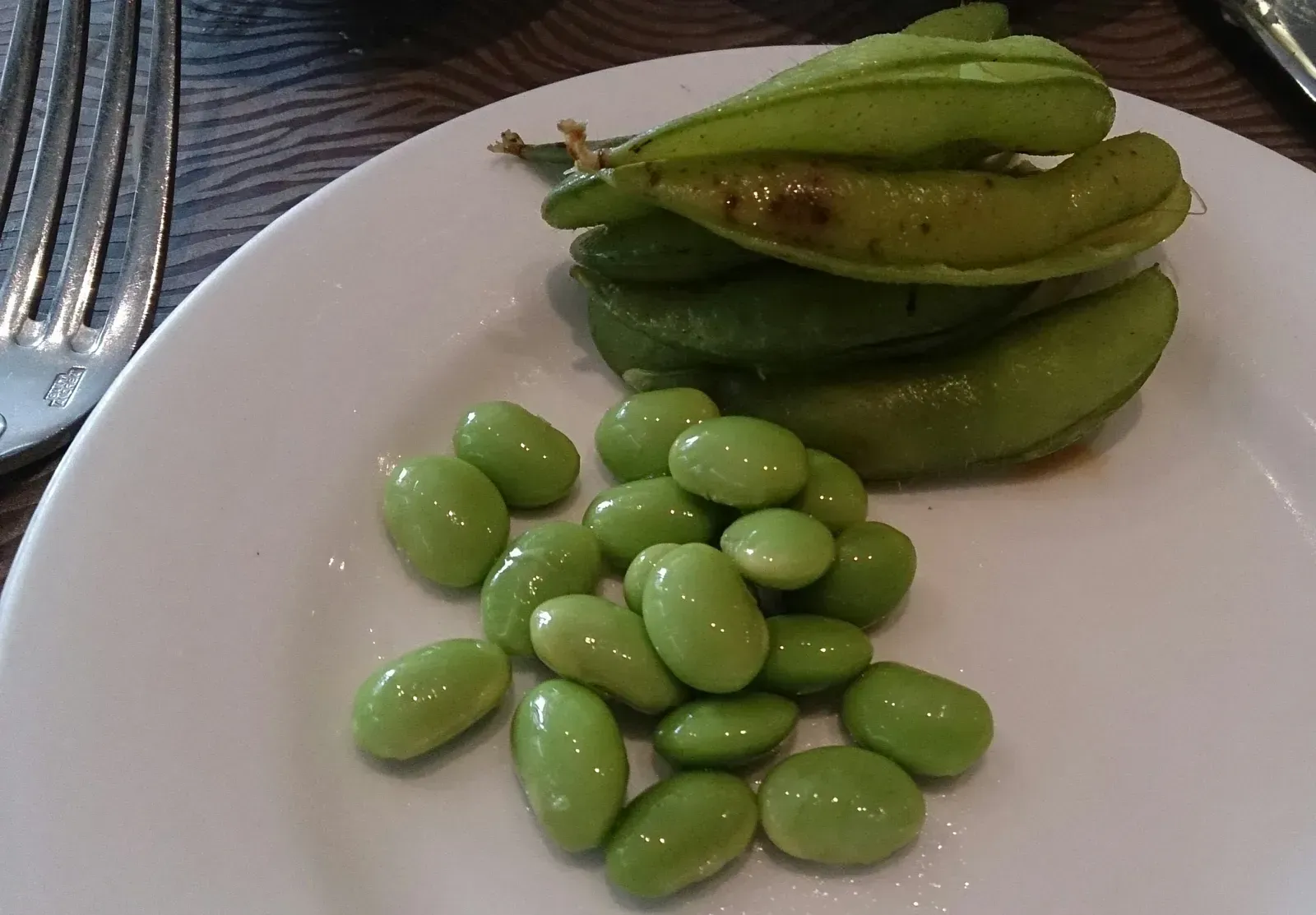 Steamed edamame (By ProjectManhattan, CC BY-SA 3.0)