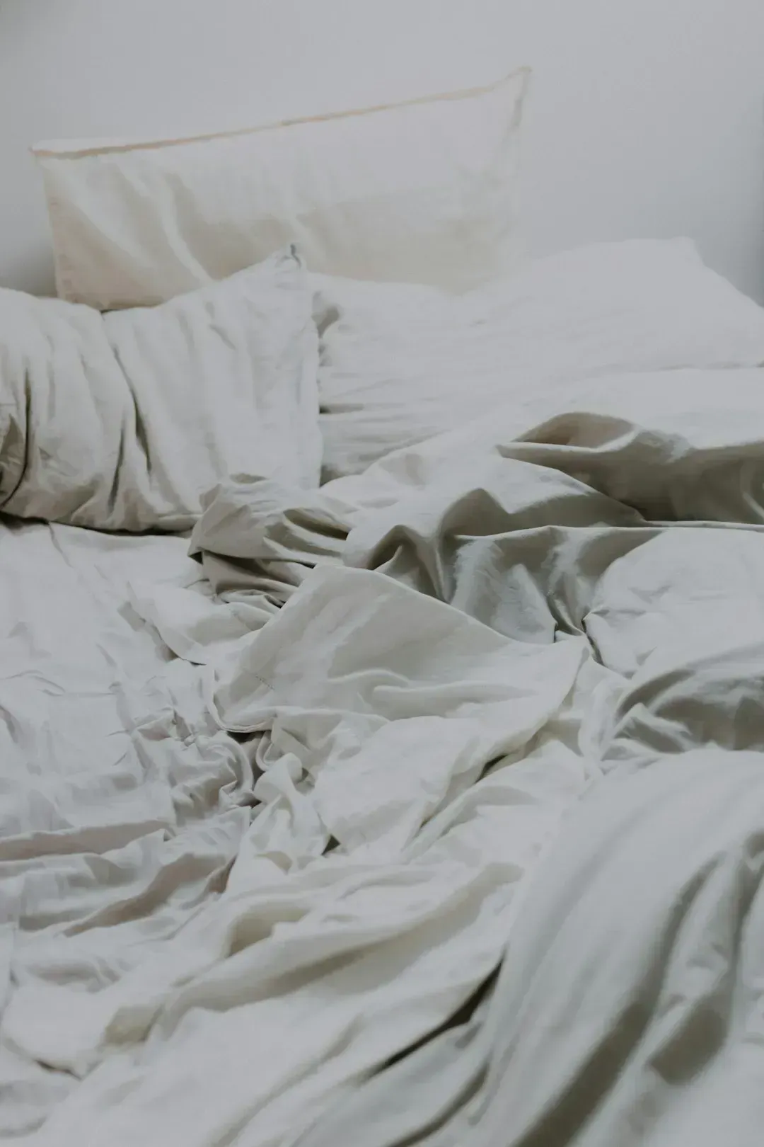 7. Airing out bedding by hanging it out the window (Image Credits: Unsplash)