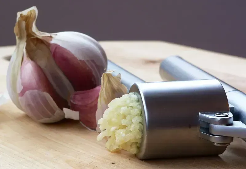 Garlic press (By Lee Kindness, CC BY 2.5)