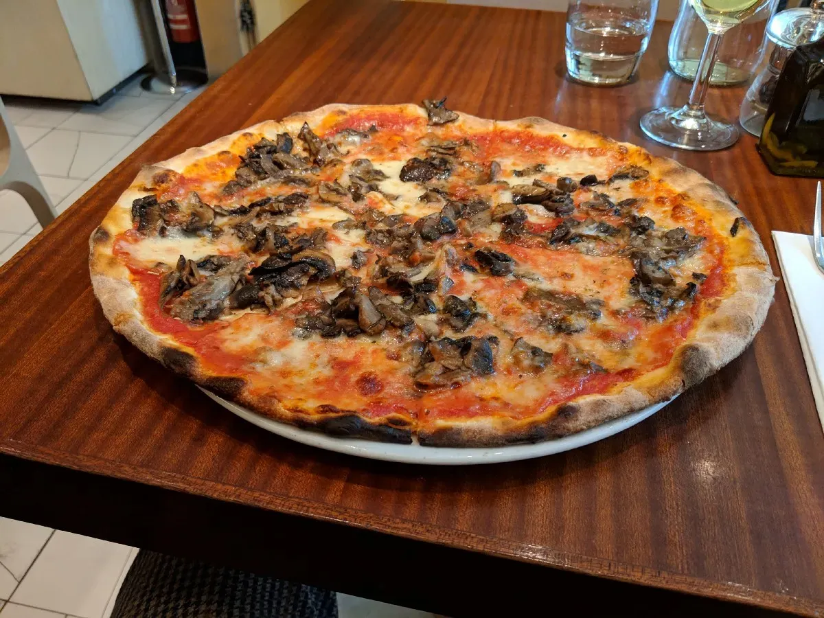 4. Domino's Brooklyn Style Pizza (By Dr-john, CC BY-SA 4.0)