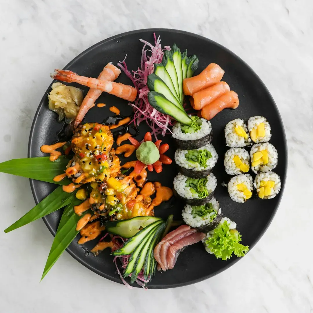 6. Not Eating the Sushi Promptly After It Arrives (Image Credits: Unsplash)