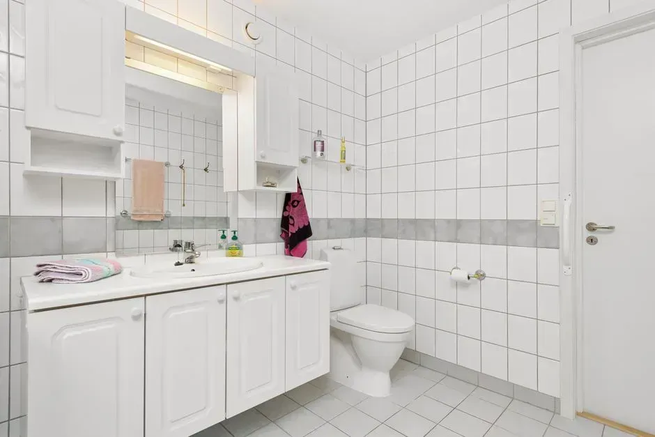3. Subway Tile with Dark Grout (Image Credits: Pexels)