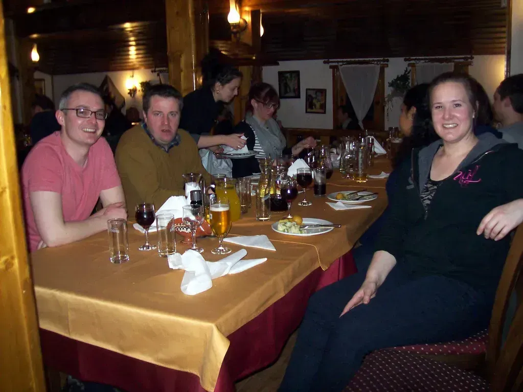 Waiting for everyone to be served before eating (summonedbyfells, Flickr, CC BY 2.0)