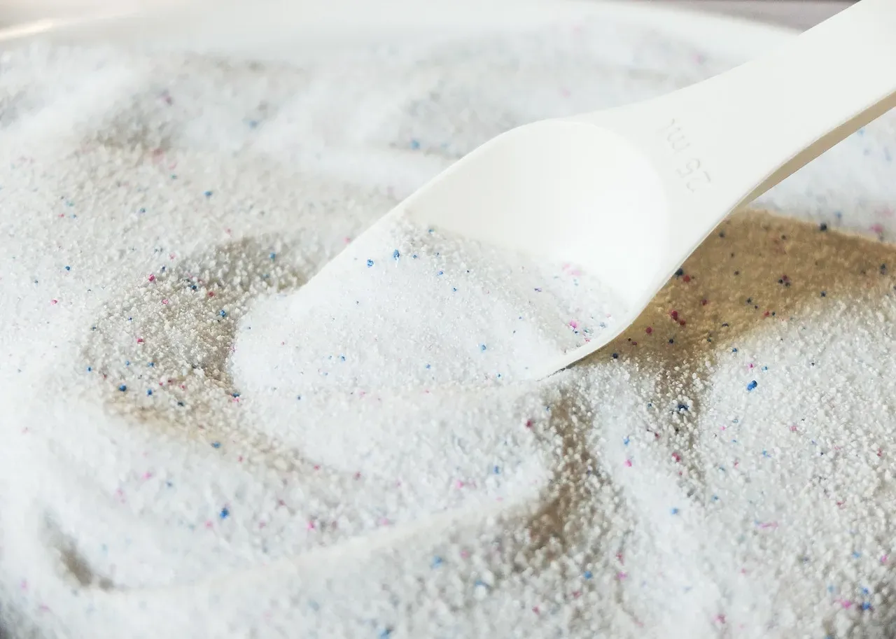 2. Using Too Much Detergent (Image Credits: Pixabay)
