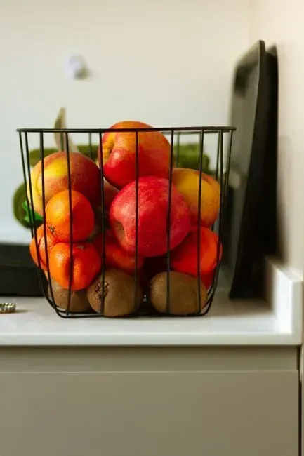6. Letting produce sit out on the counter instead of refrigerating everything (Image Credits: Pexels)