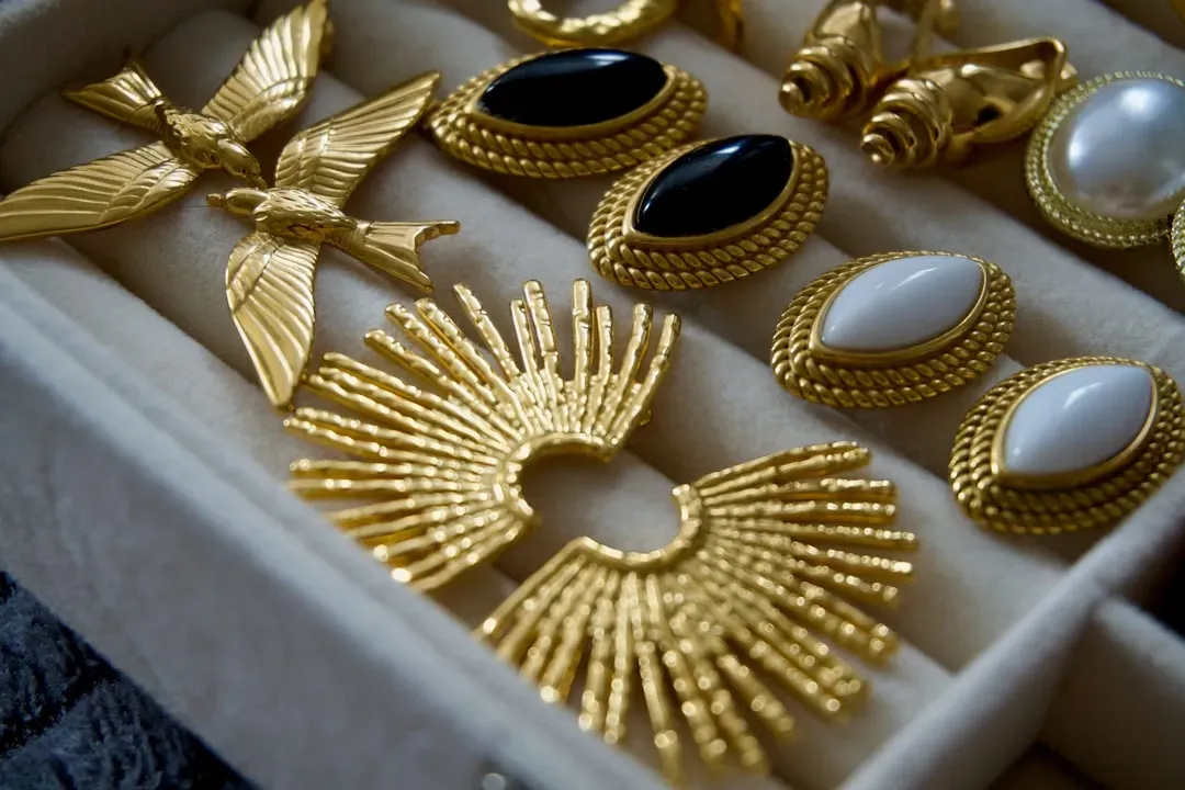 Antique Jewelry and Brooches (Image Credits: Unsplash)