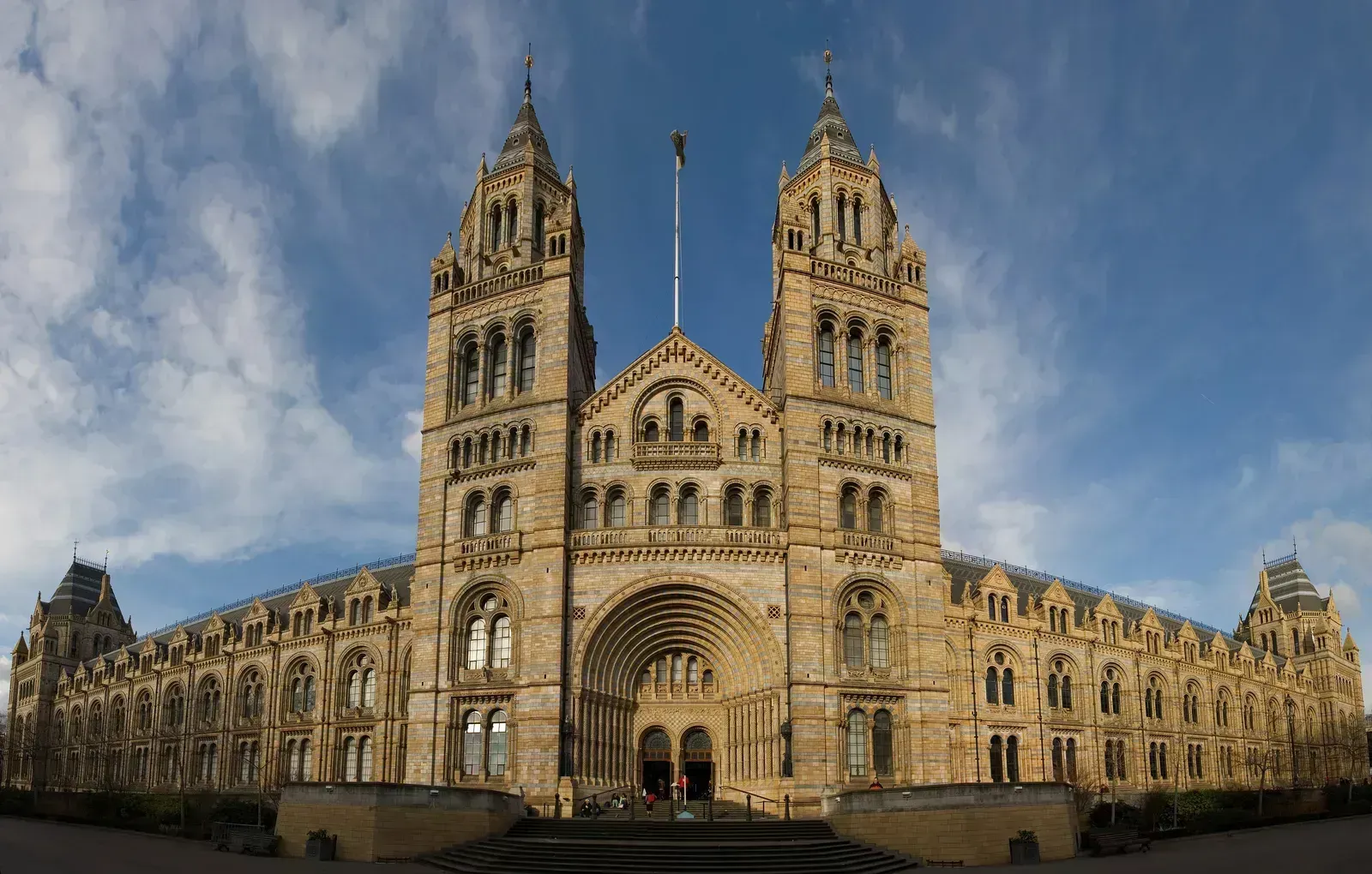 8. The Natural History Museum, London (By Diliff, CC BY-SA 3.0)