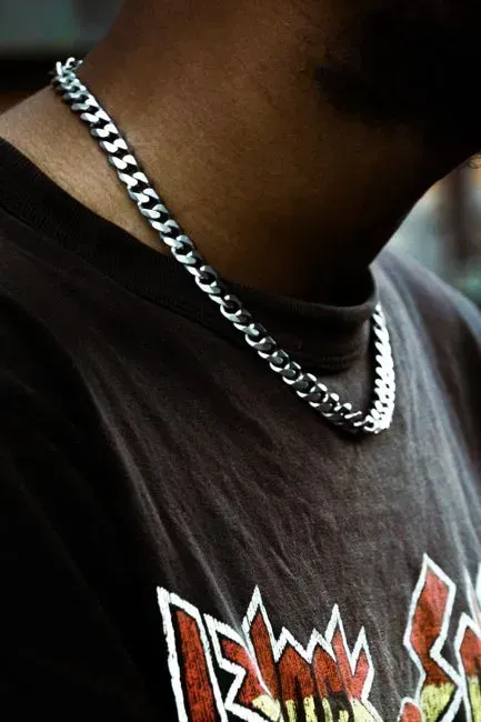 3. Chunky chain necklaces worn for show (Image Credits: Pexels)