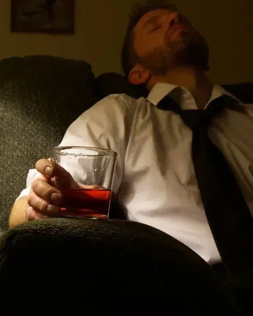3. Signs of drinking before the flight (Image Credits: Pexels)