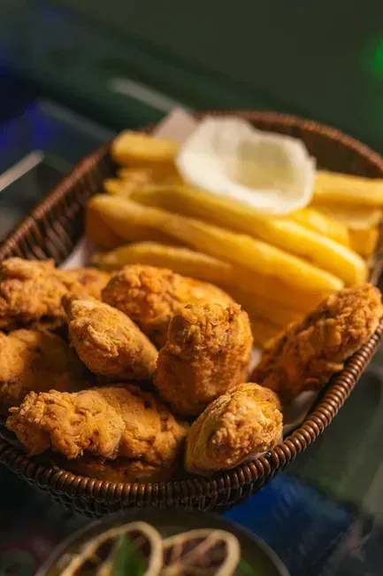 2. Fried chicken and greasy fast food combos (Image Credits: Pexels)