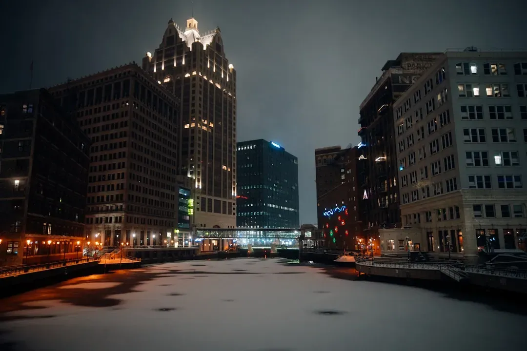 8. Milwaukee, Wisconsin: A City Quietly on the Edge (Image Credits: Unsplash)