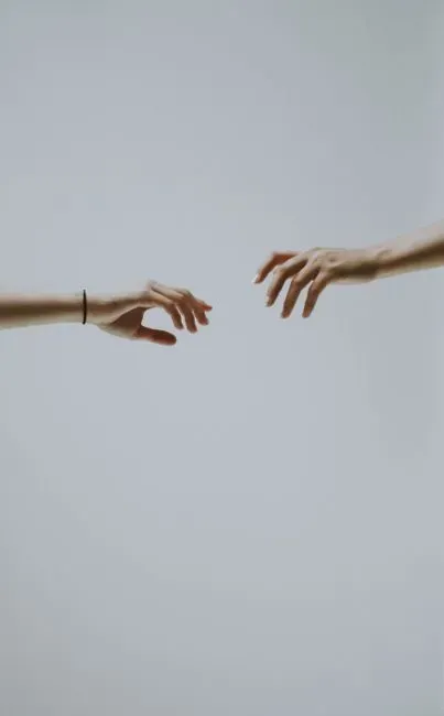 1. They Pull Away Right After Moments of Intimacy (Image Credits: Pexels)