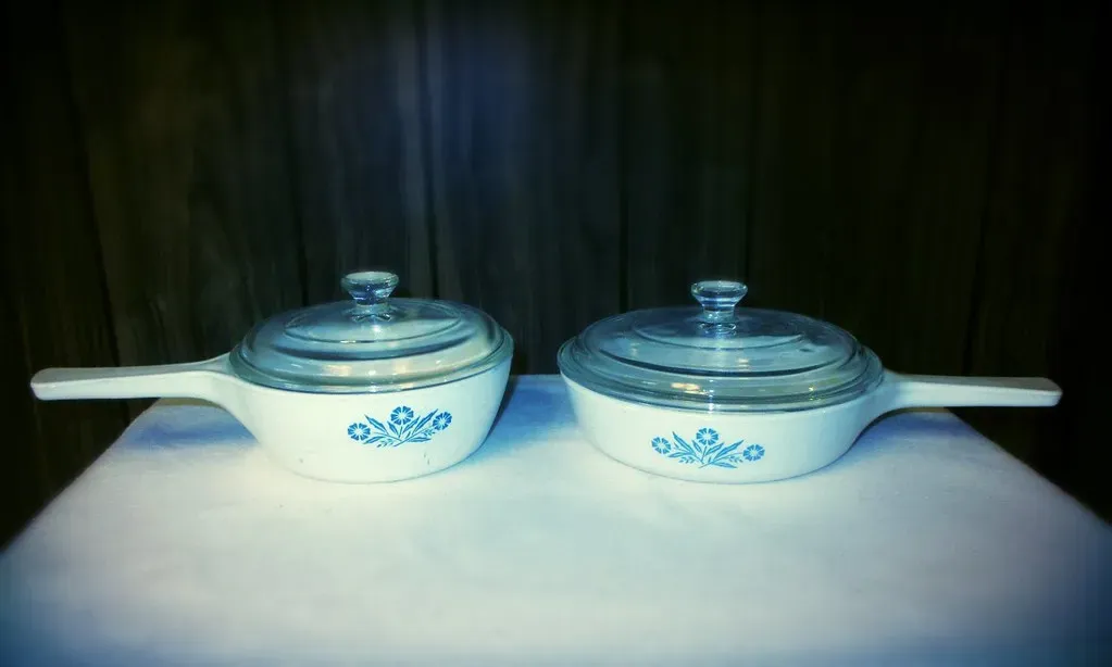 Corningware Cornflower Dishes (goblinbox_(queen_of_ad_hoc_bento), Flickr, CC BY 2.0)