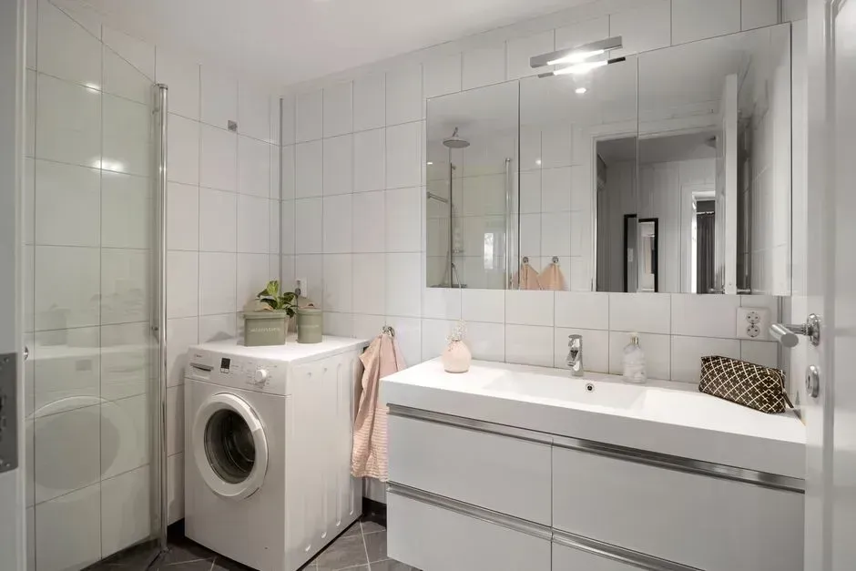 2. Go Oversized With Your Mirror (Image Credits: Pexels)