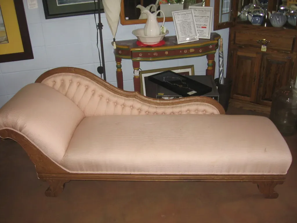 8. The Carved Daybed or Fainting Couch (TheLivingRoominKenmore, Flickr, CC BY 2.0)