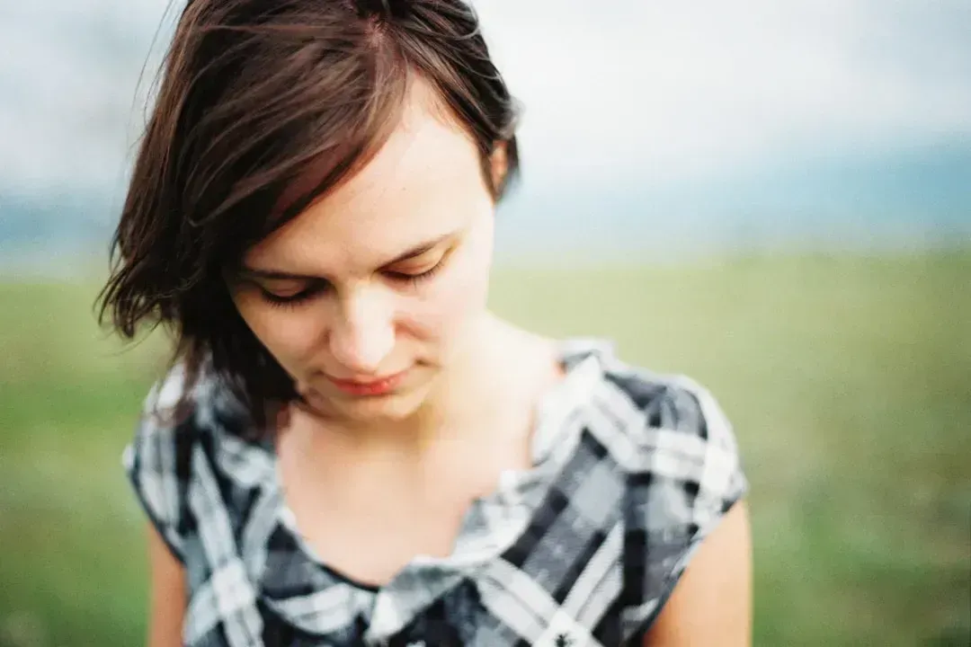 1. She Stops Over-Explaining Her Decisions (Image Credits: Unsplash)