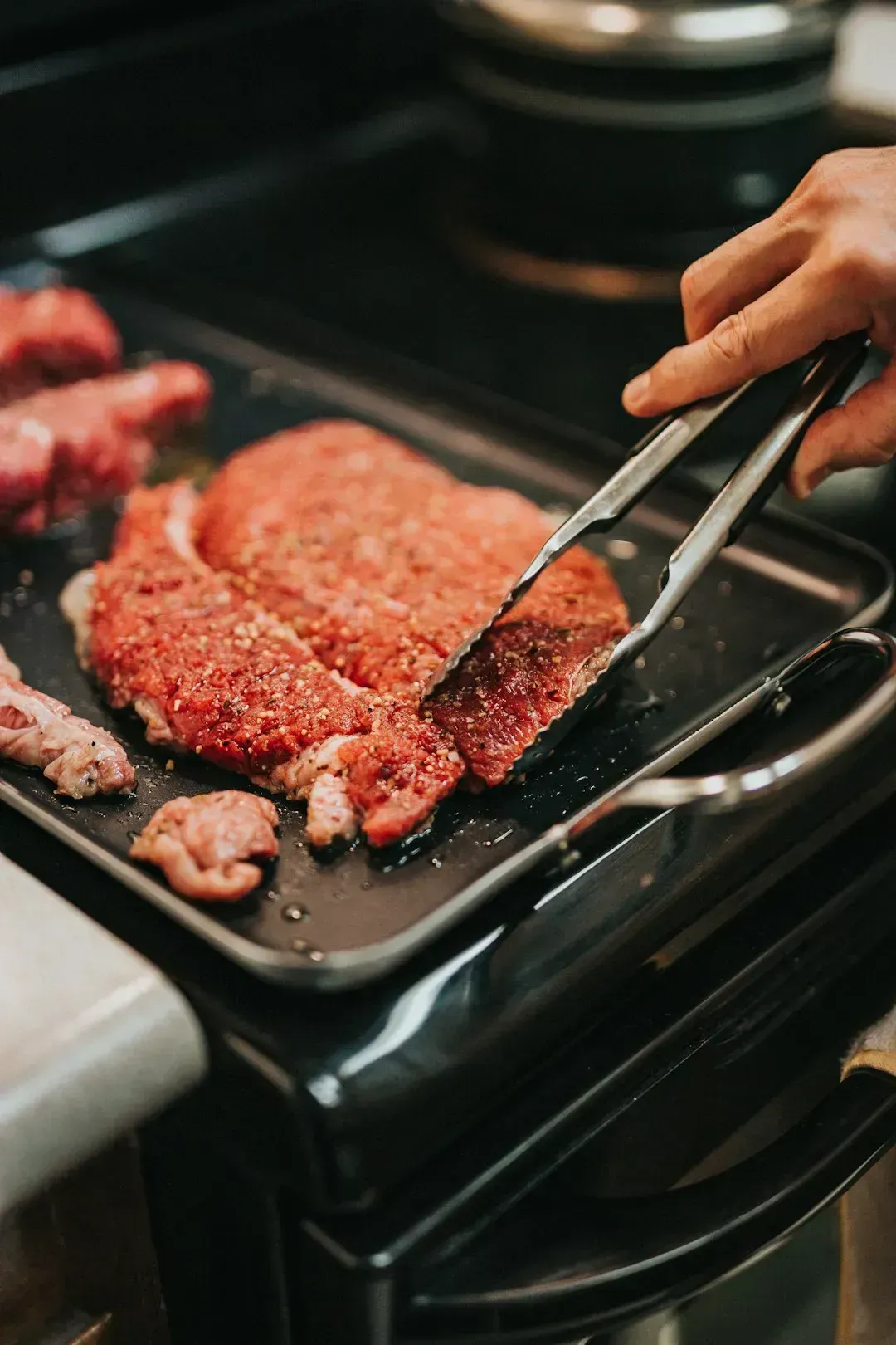 Kitchen tongs (Image Credits: Unsplash)