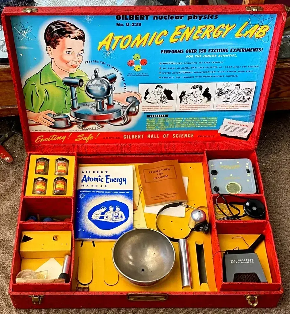 2. The Gilbert U-238 Atomic Energy Lab (France1978, Flickr, CC BY-SA 2.0)