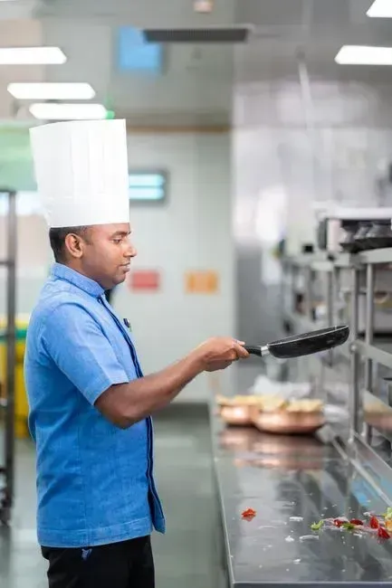 Restaurants Train Staff to Avoid Judgment (Image Credits: Pexels)