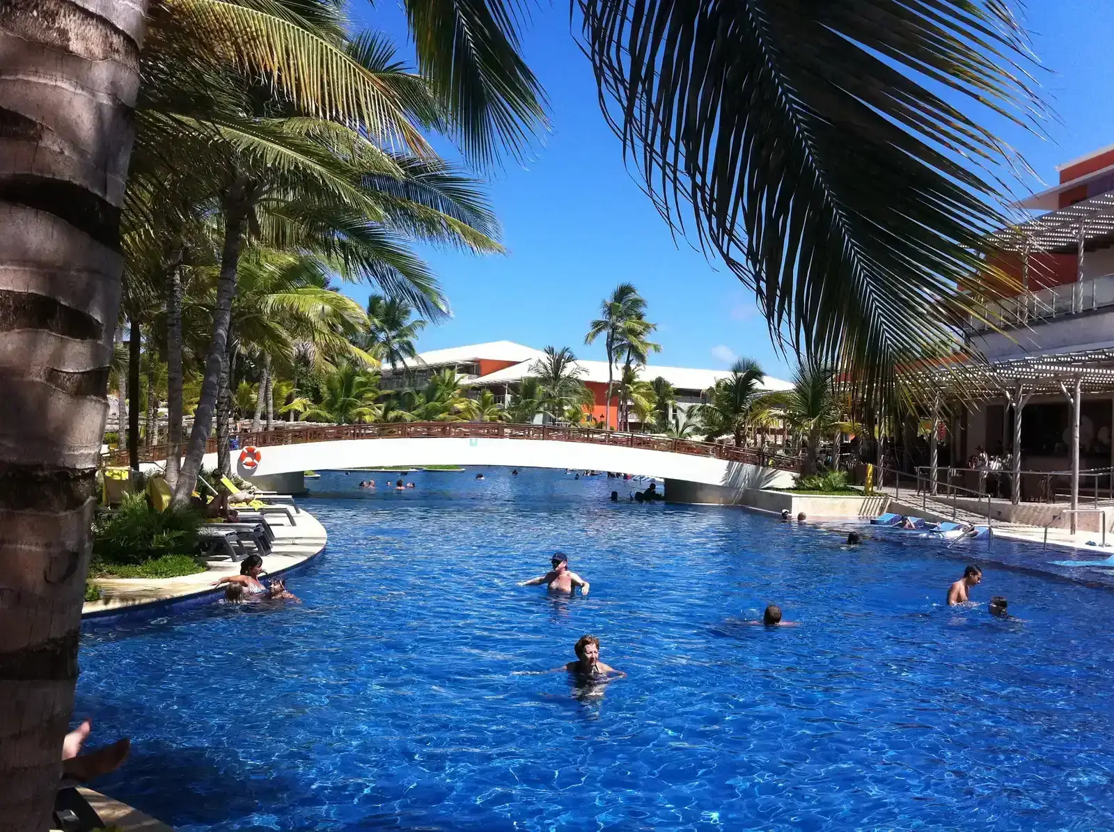 Dominican Republic: resort bubbles with limited reality (By carlos adan, CC BY-SA 3.0)