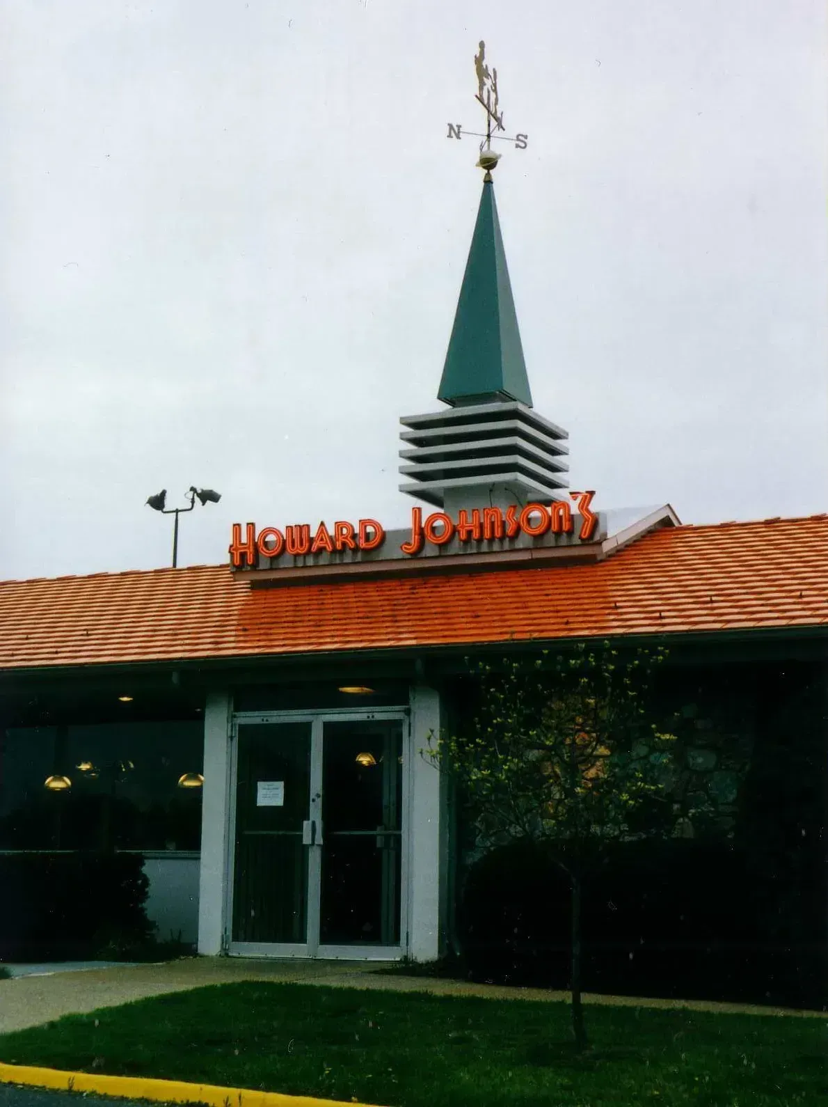 1. Howard Johnson's (Image Credits: By CZmarlin - Christopher Ziemnowicz, a photo credit would be appreciated if this image is used anywhere other than Wikipedia. Please leave a note at Wikipedia here. Thank you!, Public domain)