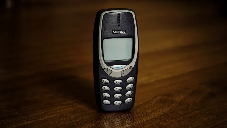 Flip Phones And The Dumbphone Movement (Image Credits: Pexels)