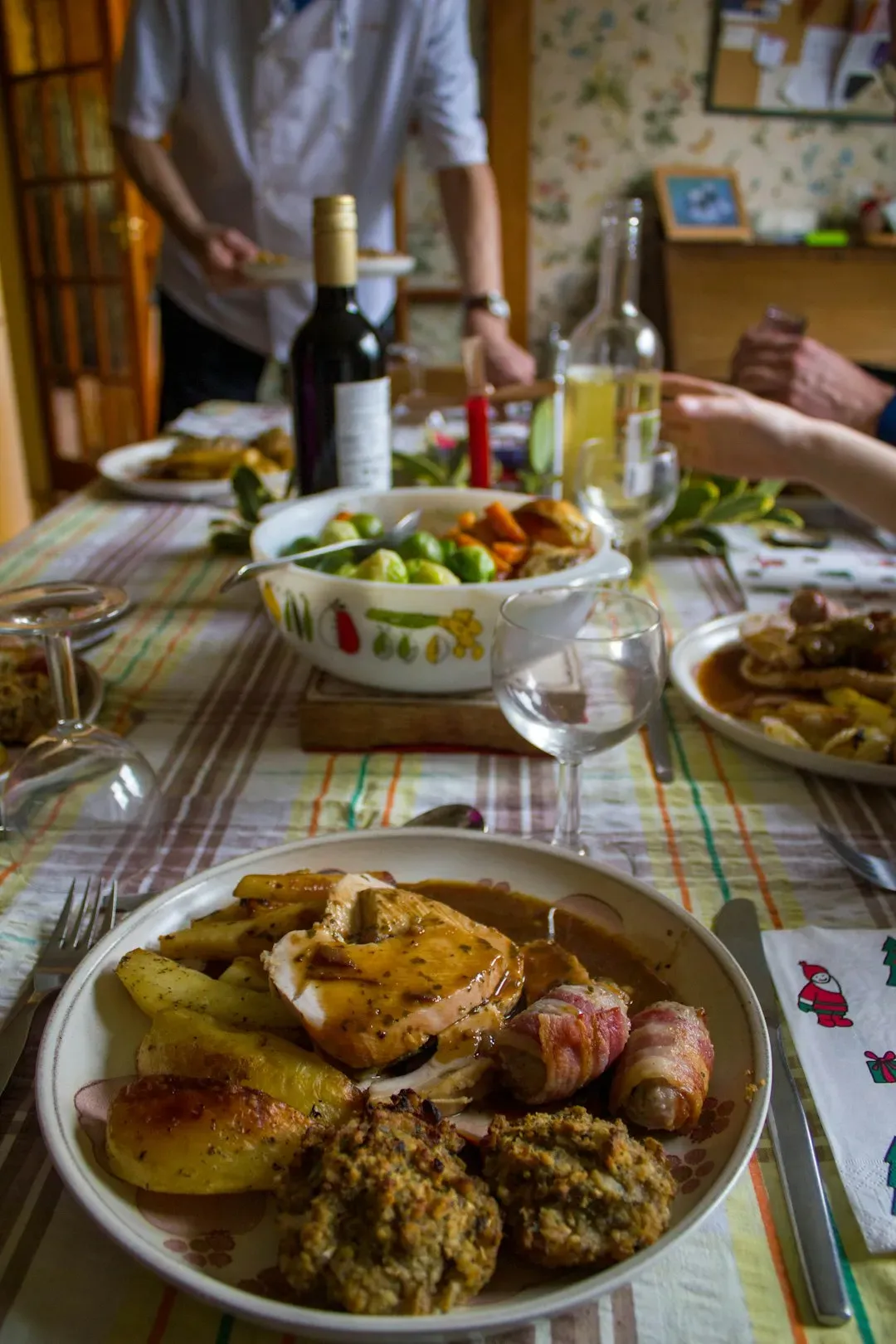 7. Eating Dinner Absurdly Early (Image Credits: Unsplash)