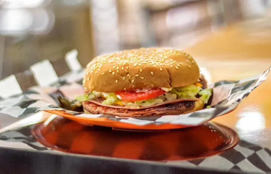 Gino's Hamburgers: Built by an NFL Hall of Famer (Image Credits: Pexels)