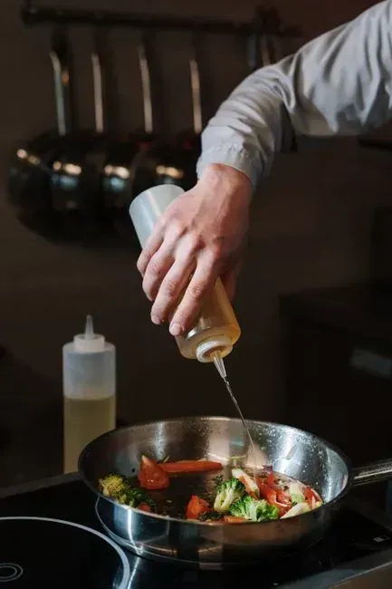 5. You Deglaze the Pan Instead of Washing Away the Flavor (Image Credits: Pexels)
