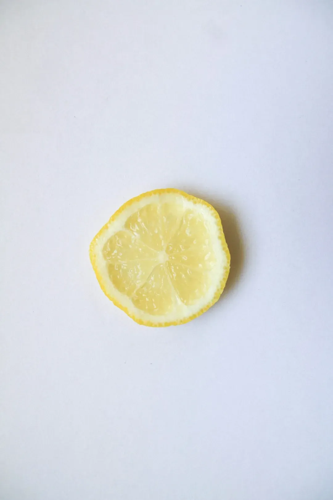 1. Nearly 70 Percent of Restaurant Lemon Slices Test Positive for Bacteria (Image Credits: Unsplash)