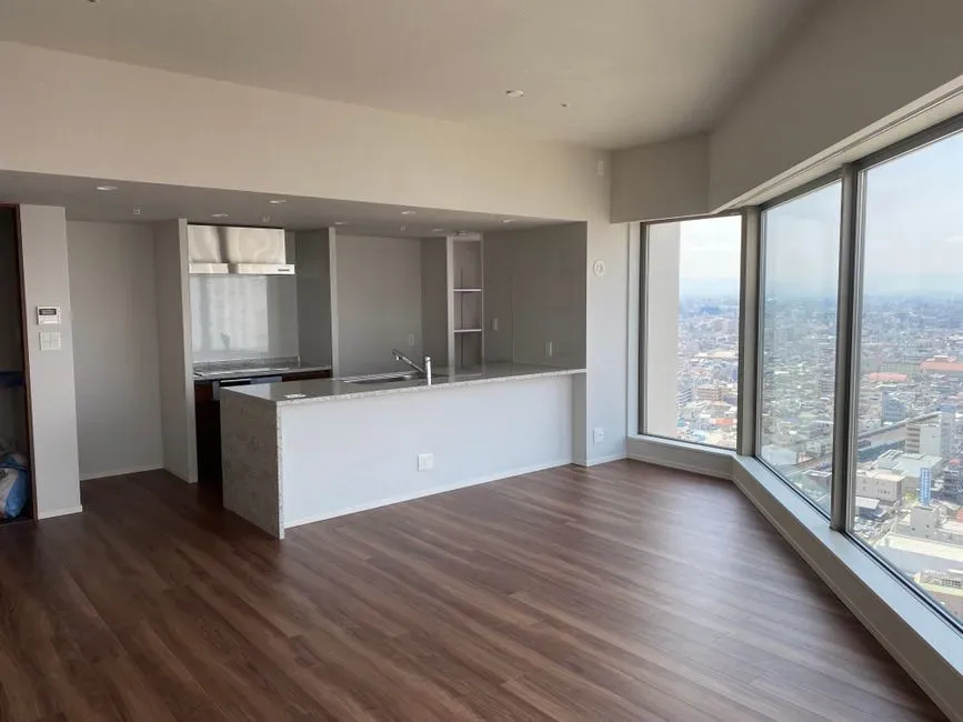 2. A higher floor or quieter room away from elevators (Image Credits: Pexels)