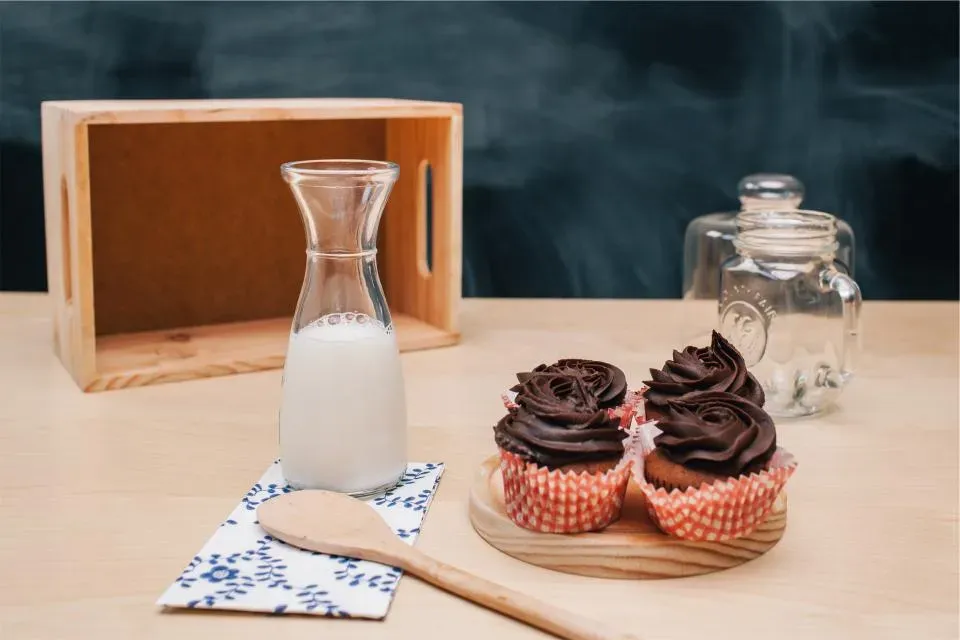7. Milk Glass Pieces (Image Credits: Stocksnap)