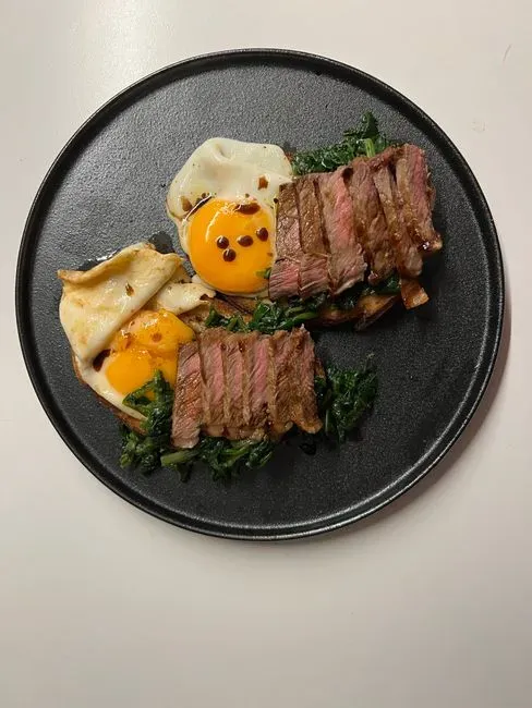 Steak and Eggs (Image Credits: Pexels)