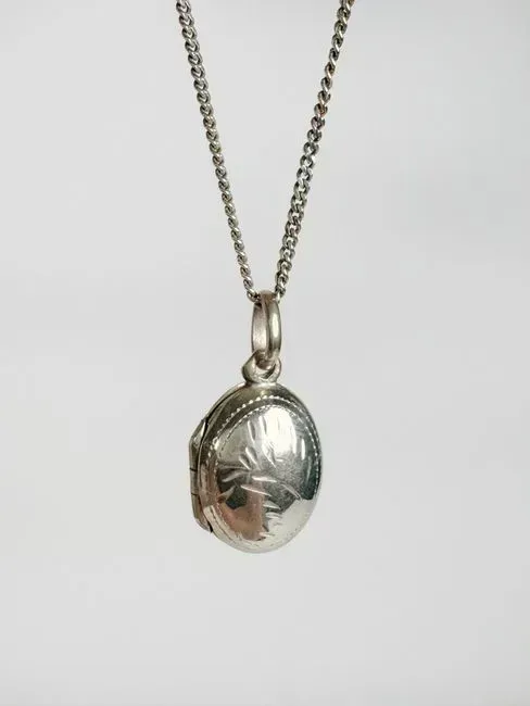6. The engraved lockets or "his and hers" jewelry sets (Image Credits: Pexels)