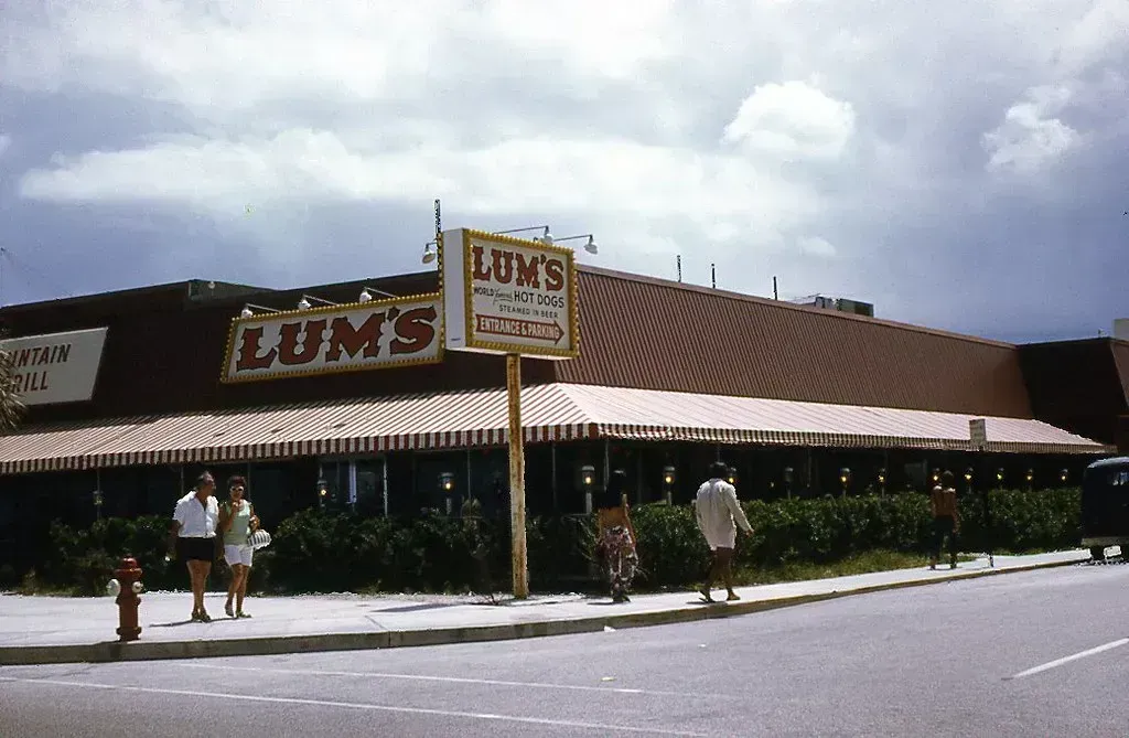 Lum's: The Place That Steamed Hot Dogs in Beer (Phillip Pessar, Flickr, CC BY 2.0)