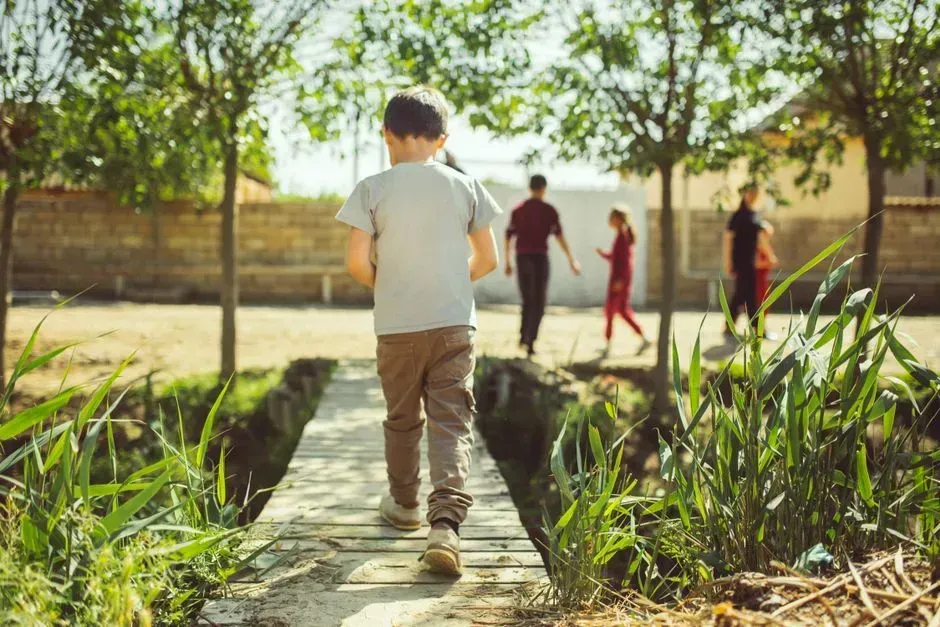 Why Some Children Feel Like Outsiders From the Start (Image Credits: Pexels)
