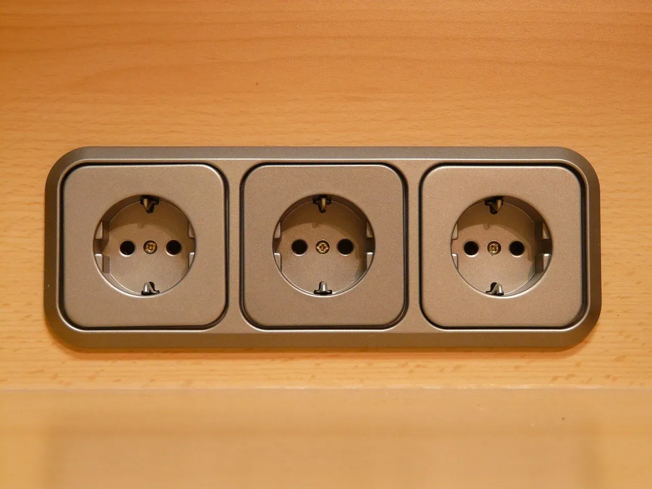Power Outlet Commure Airport Lounge Habits That Seasoned Travelers Find Most Irritating ...