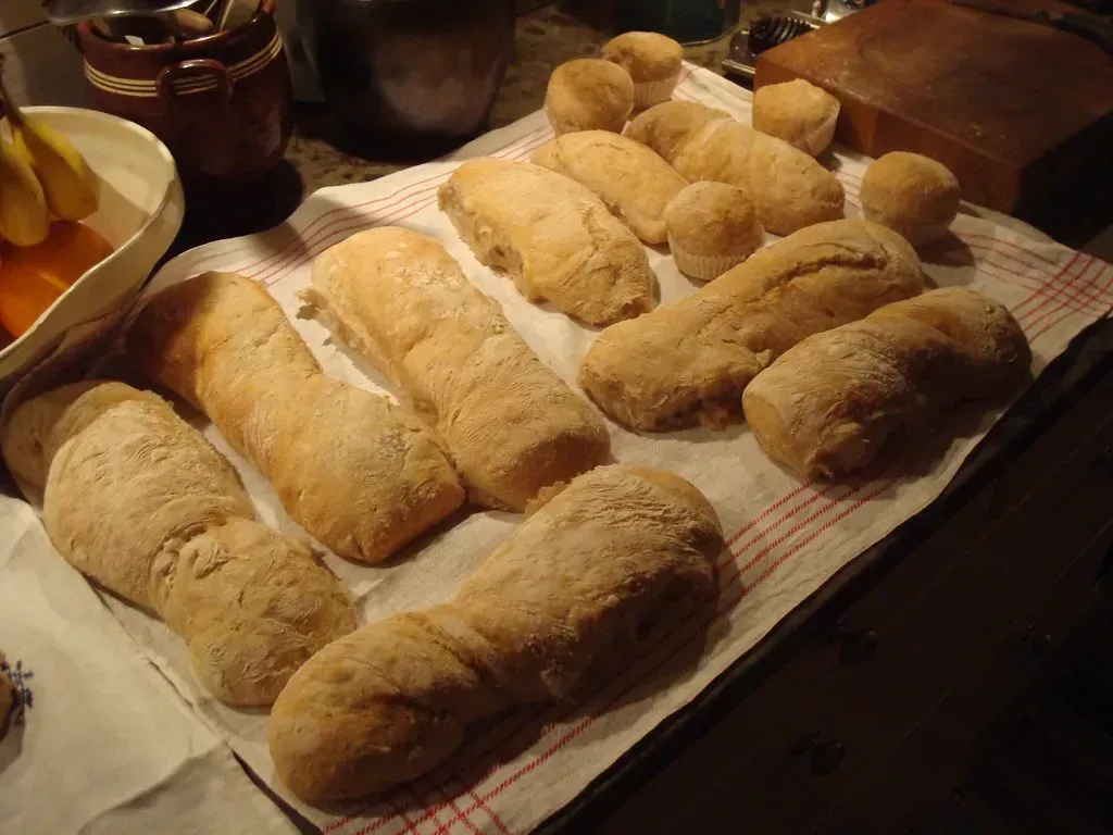 Bread service says more than most diners realize (sebilden, Flickr, CC BY 2.0)