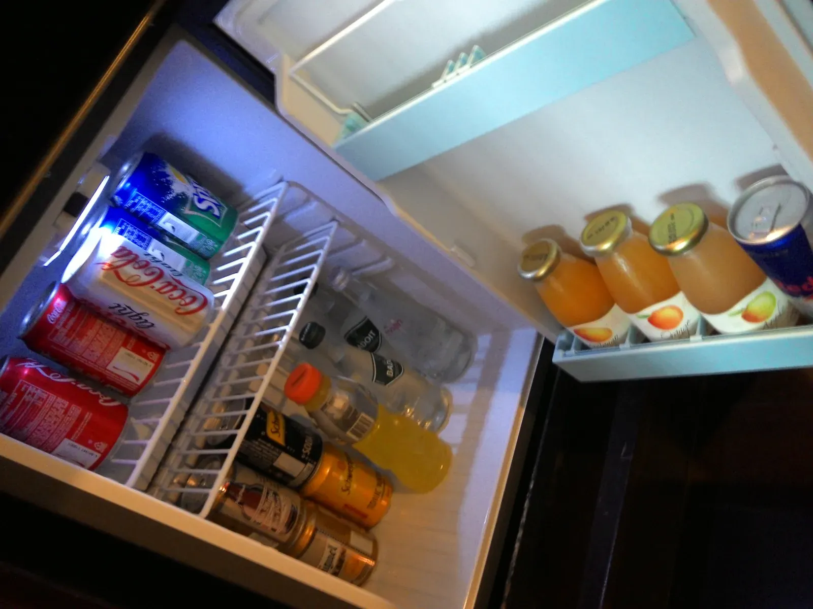 In-Room Coffee and Refrigerator (Mavina7, Flickr, CC BY 2.0)