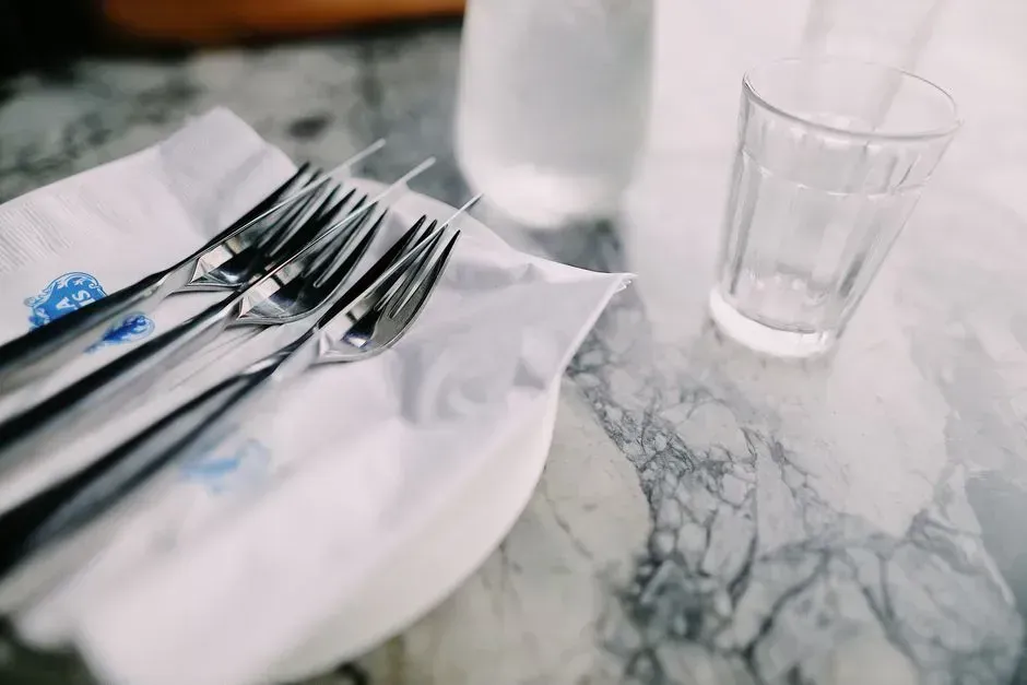 3. Using It to Clean Silverware (Image Credits: Pexels)