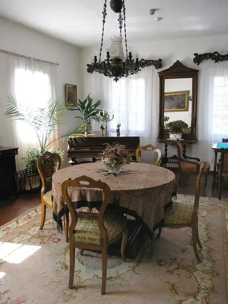 The Dining Room: Walnut, Warmth, and the Holiday Table (Małopolski Instytut Kultury, Flickr, CC BY-SA 2.0)