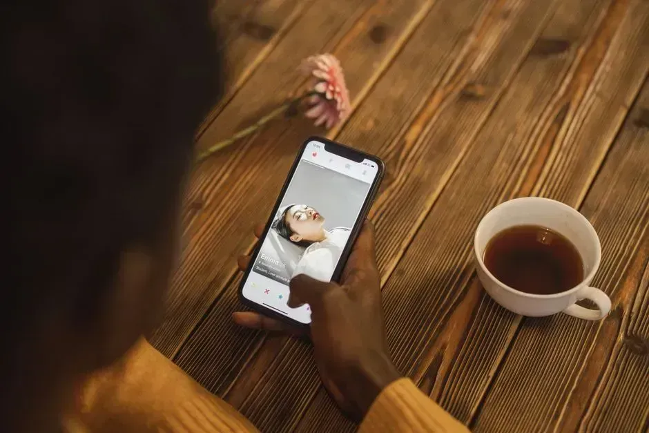1. Endless Swiping Without Intent (Image Credits: Pexels)