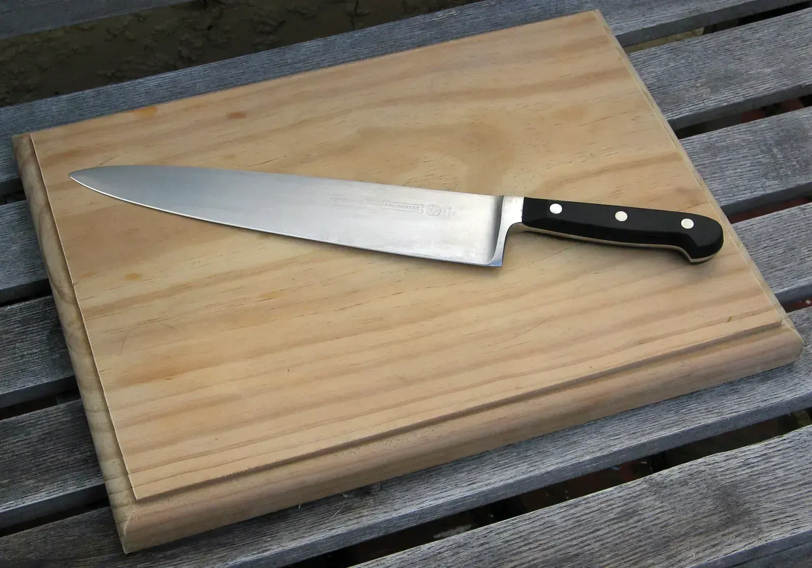 Chef's knife (Image taken by me using a Canon PowerShot G3 (reference 7865)., CC BY-SA 3.0)