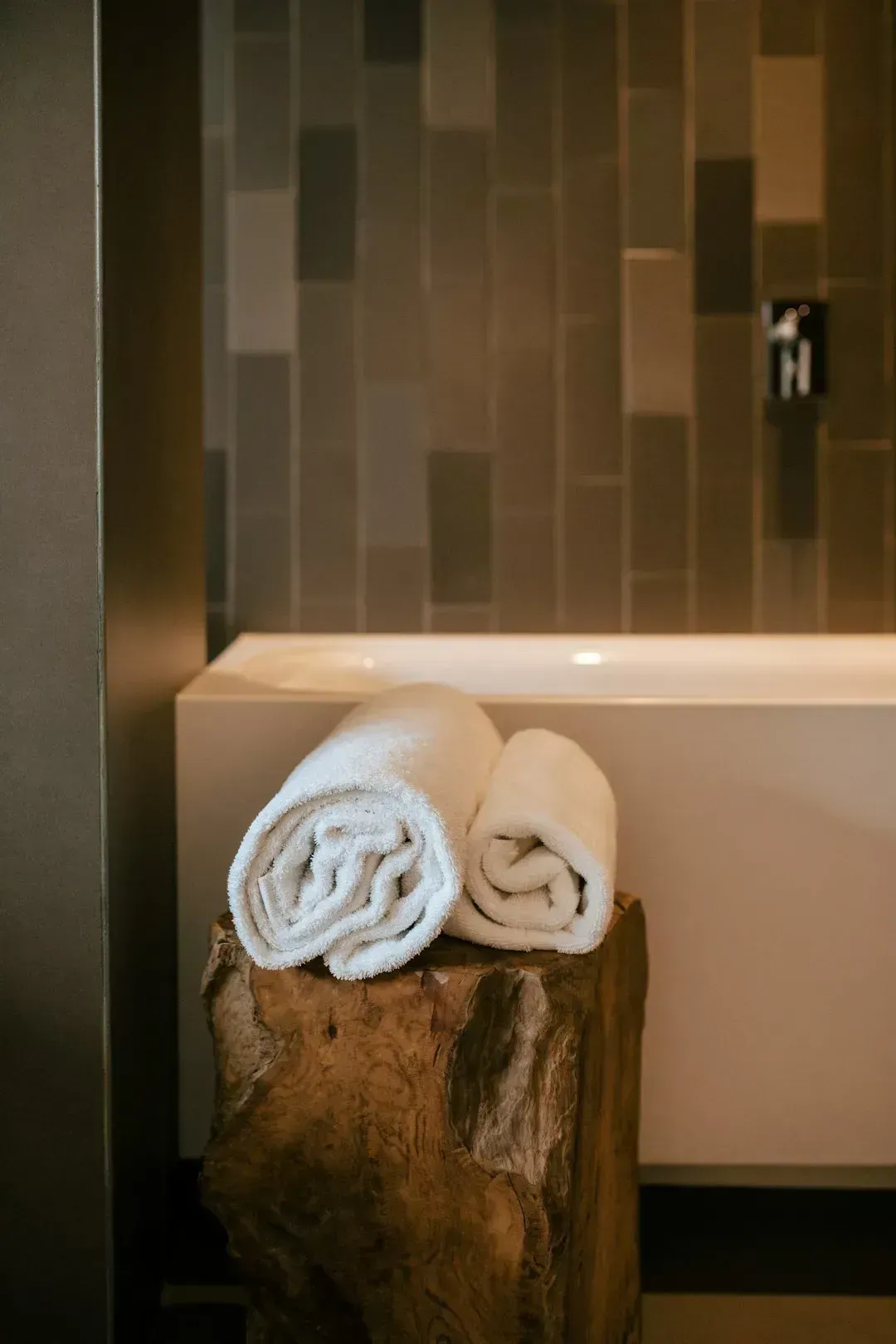 2. Treating Hotel Towels Like Cleaning Rags (Image Credits: Unsplash)
