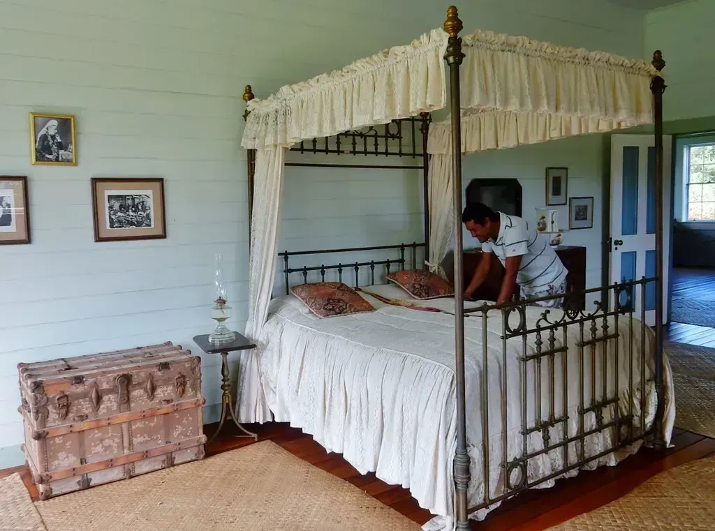 Antique Four-Poster Beds (mikecogh, Flickr, CC BY-SA 2.0)