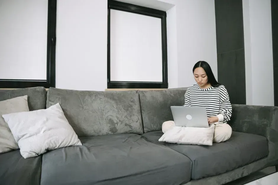 Running a Side Hustle Entirely from the Living Room Couch (Image Credits: Pexels)